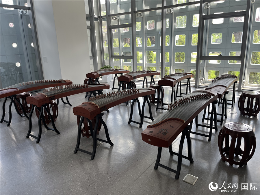 贝尔格莱德中国文化中心古筝教室。人民网记者 盛楚宜摄