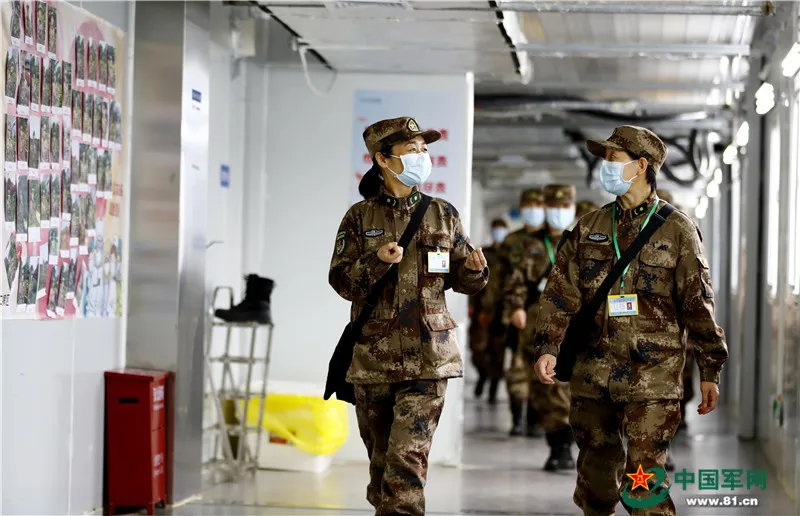【】用心治疗用心服务，火神山出院患者与她隔空拥抱