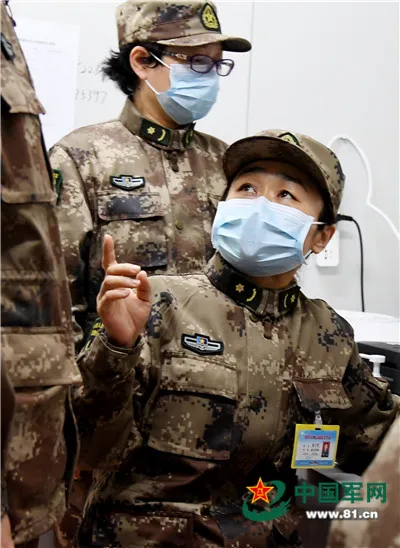 【】用心治疗用心服务，火神山出院患者与她隔空拥抱