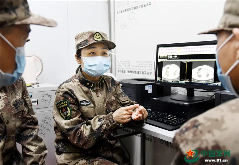 【】用心治疗用心服务，火神山出院患者与她隔空拥抱
