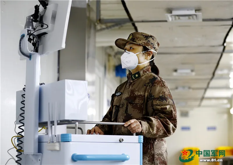 【】用心治疗用心服务，火神山出院患者与她隔空拥抱