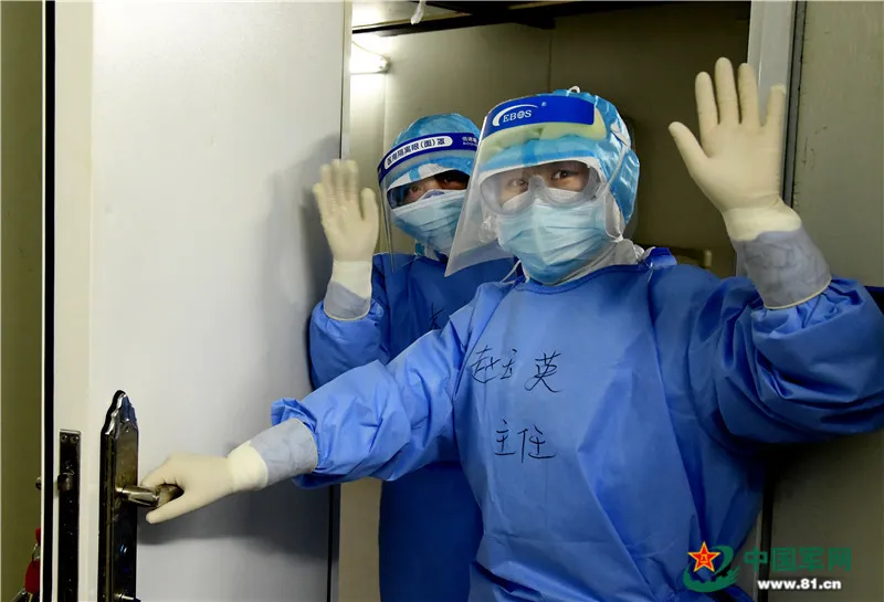 【】用心治疗用心服务，火神山出院患者与她隔空拥抱