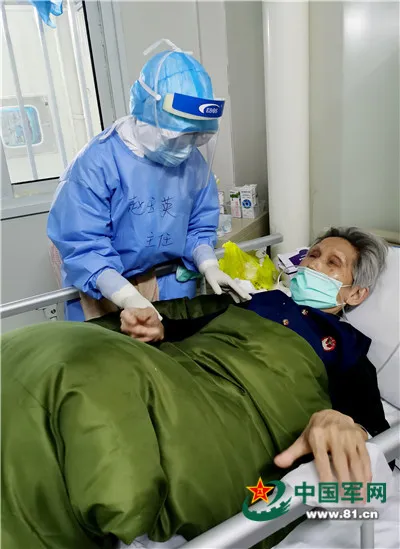 【】用心治疗用心服务，火神山出院患者与她隔空拥抱