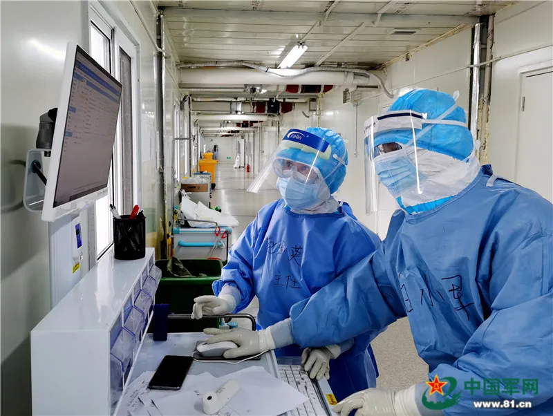 【】用心治疗用心服务，火神山出院患者与她隔空拥抱