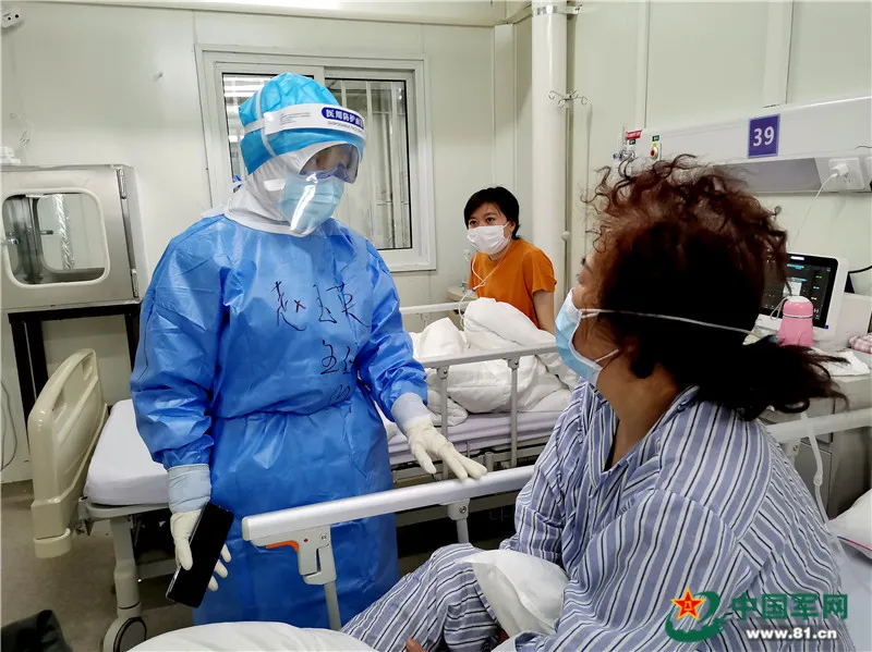 【】用心治疗用心服务，火神山出院患者与她隔空拥抱