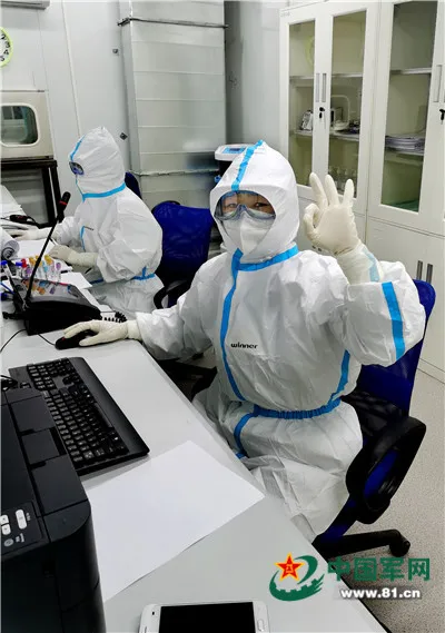 【】用心治疗用心服务，火神山出院患者与她隔空拥抱