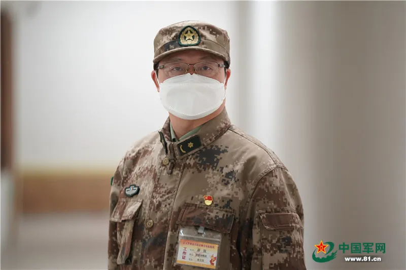 防护服：一线抗疫群英谱丨锐不可当！蒋锐把这句战斗口号写在防护服上