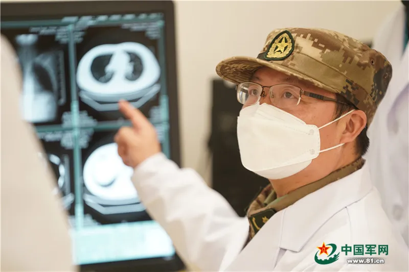 防护服：一线抗疫群英谱丨锐不可当！蒋锐把这句战斗口号写在防护服上