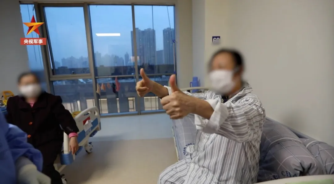 「刘佳」解放军在汶川地震中救出的女孩，如今从军在武汉救人