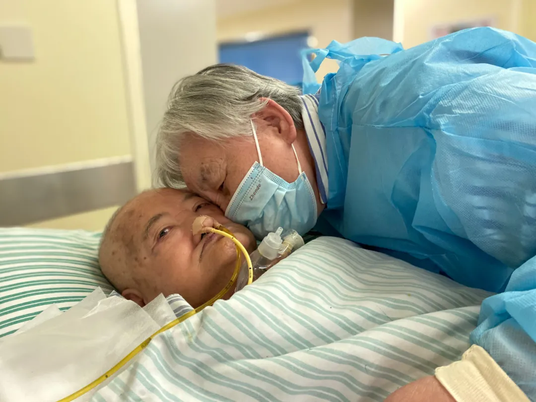 『陈颖』真爱无界，90后“吻过”办证书，九旬翁“吻前”读情书