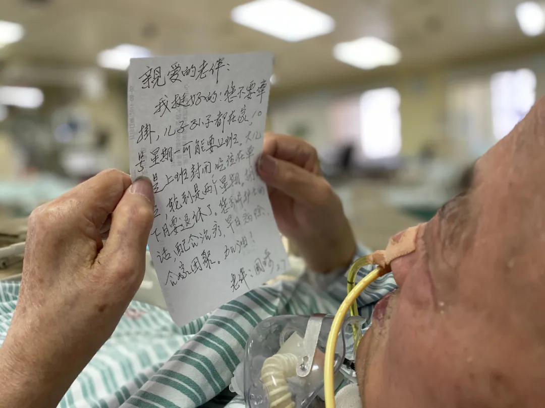 『陈颖』真爱无界，90后“吻过”办证书，九旬翁“吻前”读情书