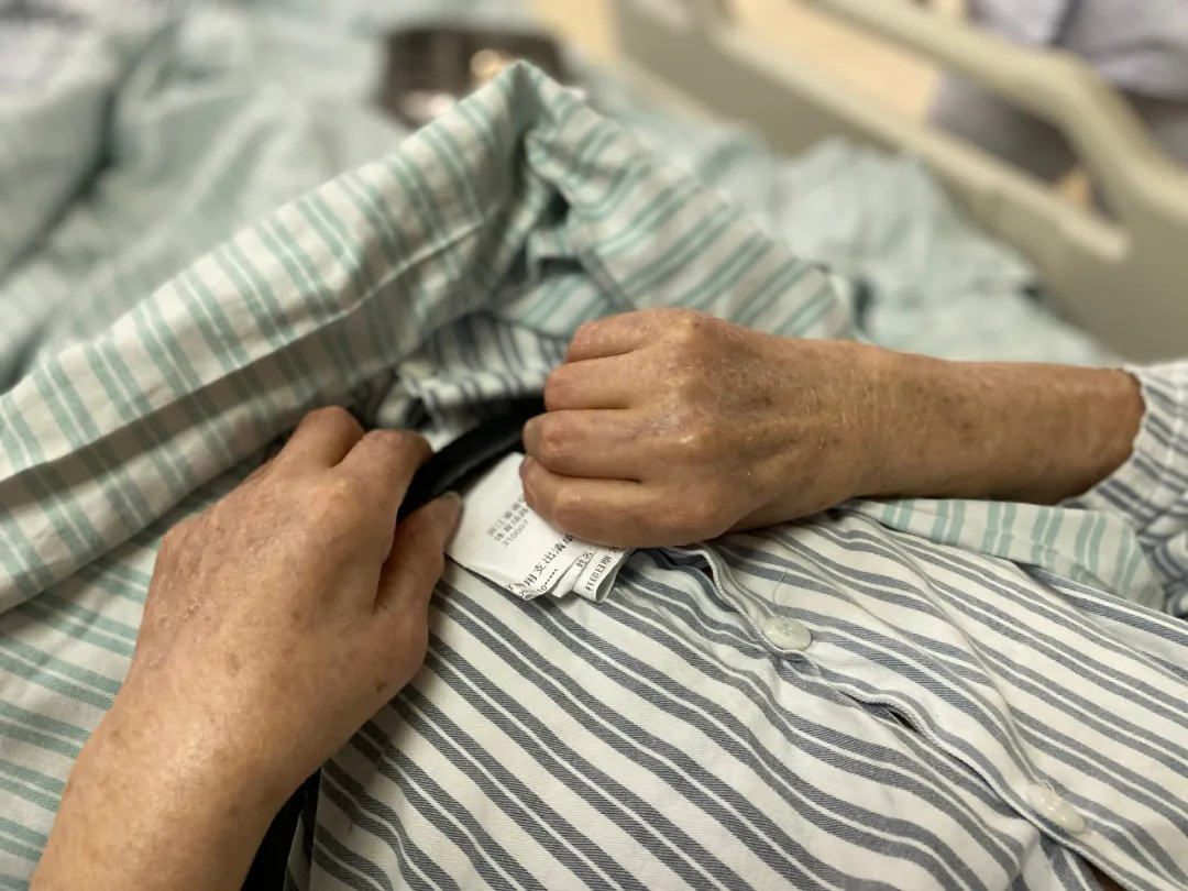 『陈颖』真爱无界，90后“吻过”办证书，九旬翁“吻前”读情书