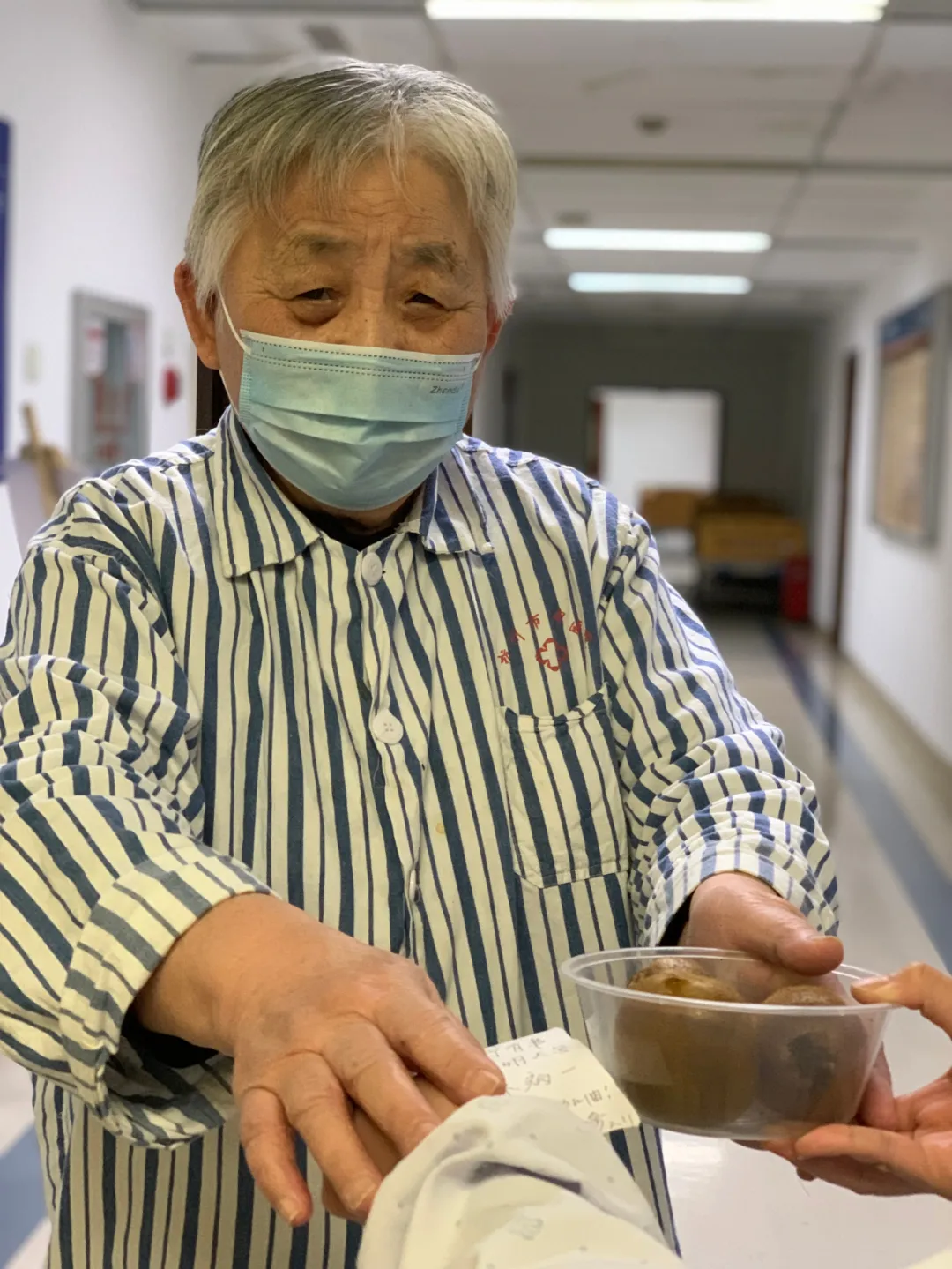 『陈颖』真爱无界，90后“吻过”办证书，九旬翁“吻前”读情书