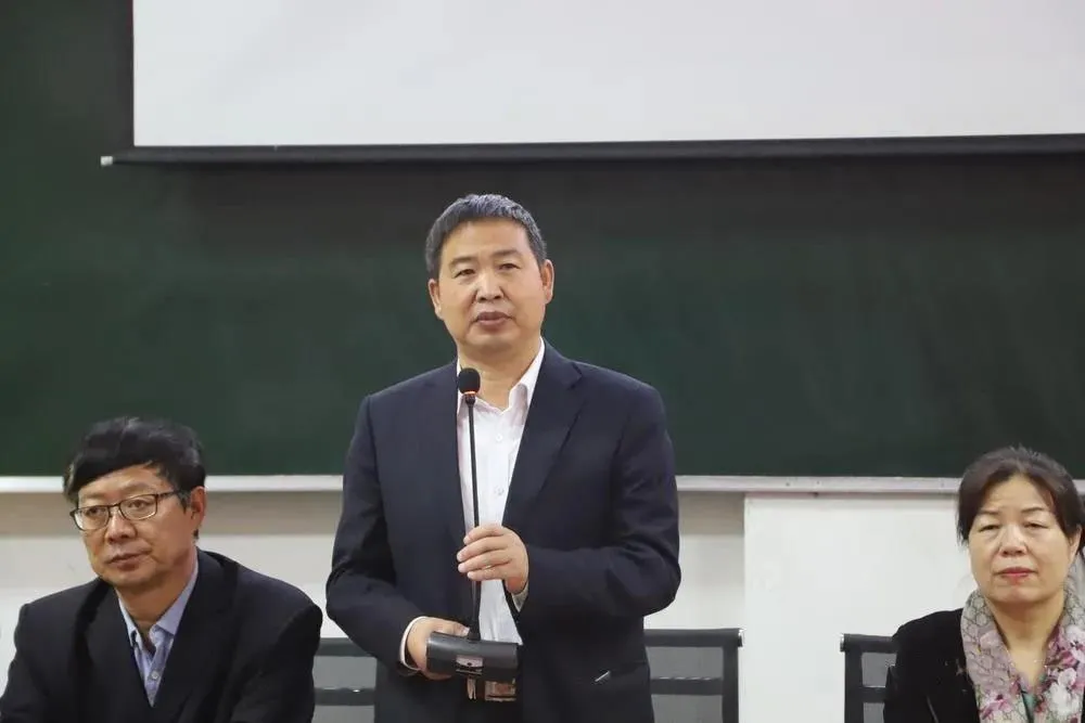 |郑州大学“优质生源基地”授牌仪式在乌海一中举行