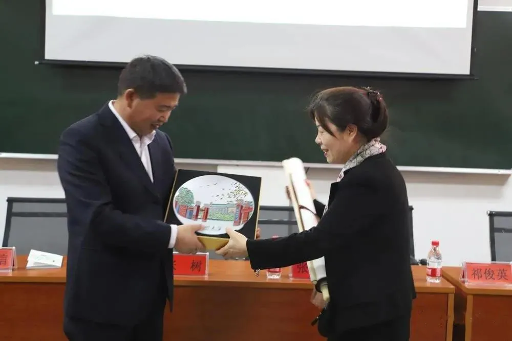 |郑州大学“优质生源基地”授牌仪式在乌海一中举行