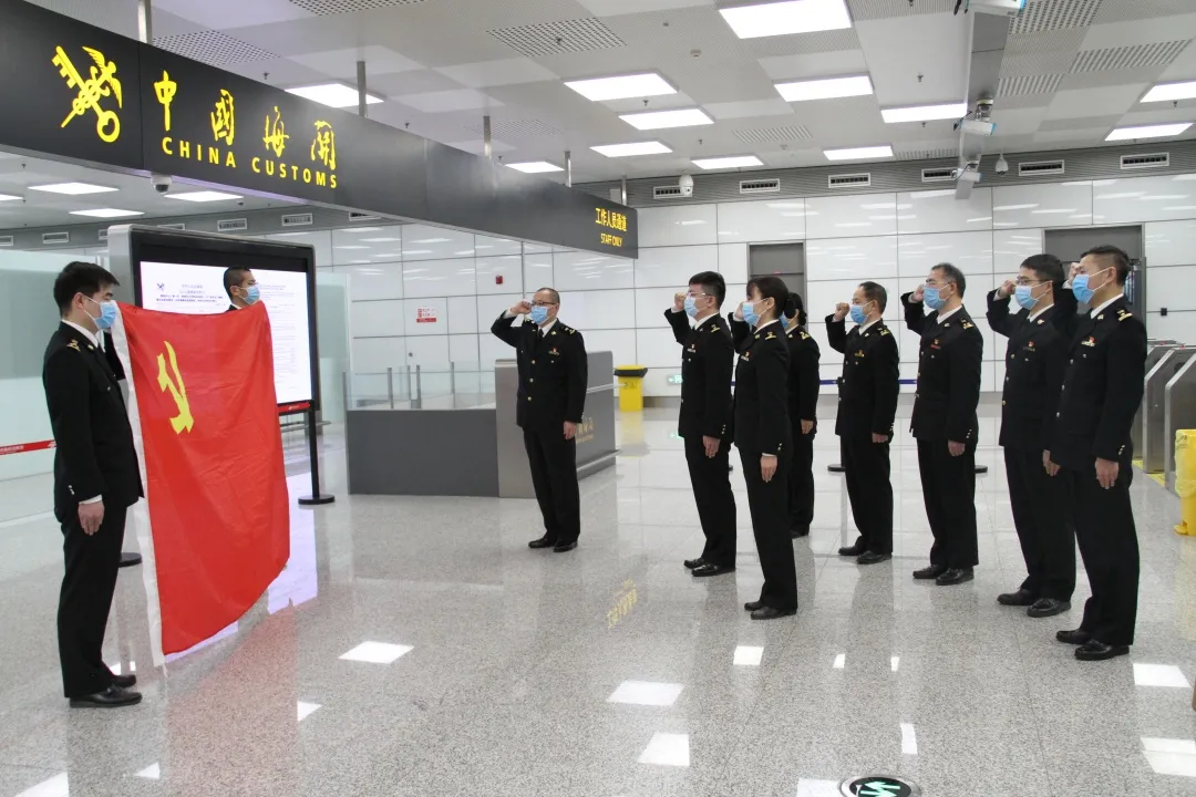 |郑州机场海关：中原国门一线的战疫铁军