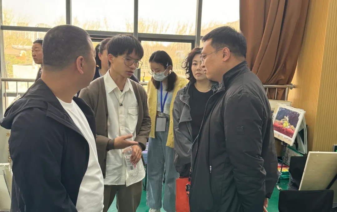 研修期间,郑州尚美中学校长苏芳多次到研修教室去观看研修情况,与参与